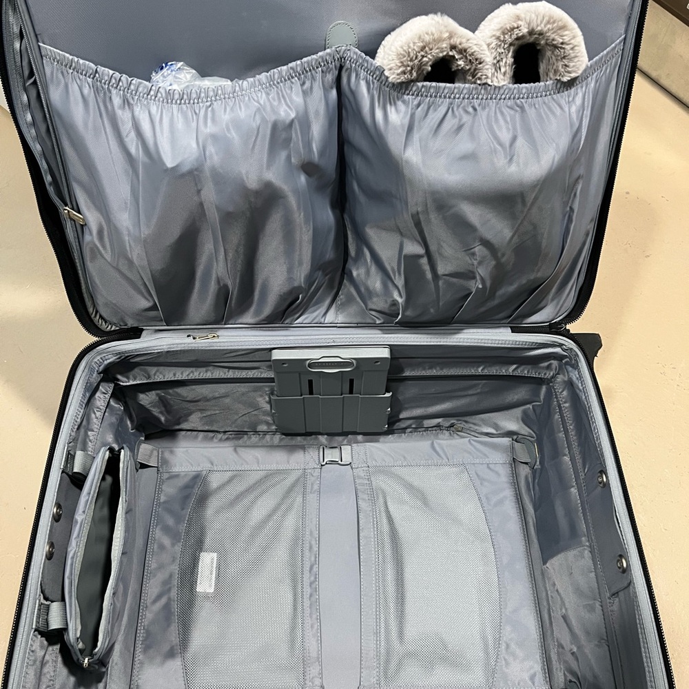 Briggs & Riley Sleek Black Suitcase - Picture 10 of 17